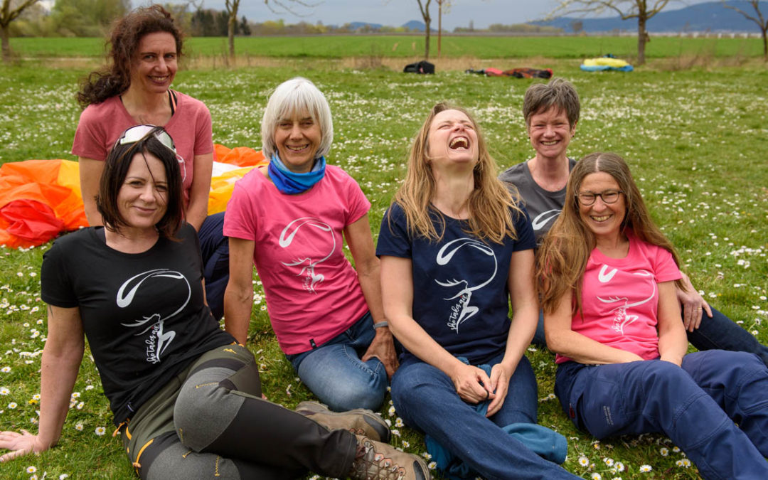 Frauenfliegen T-Shirts